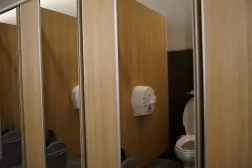 [CASE000081] Clogged toilet in the women’s restroom