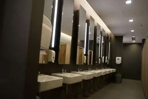 [CASE000104] Dirt stains on the mirror in the women’s restroom