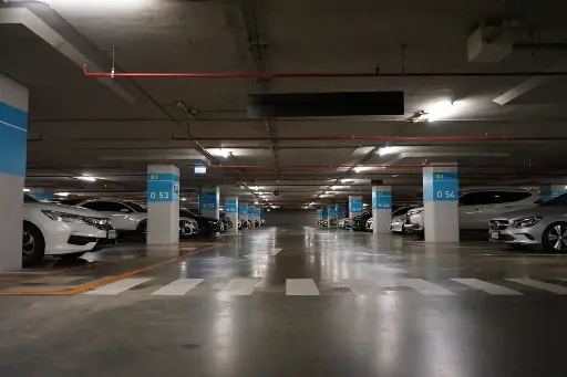 [CASE000185] There is an unpleasant odor in the parking area.